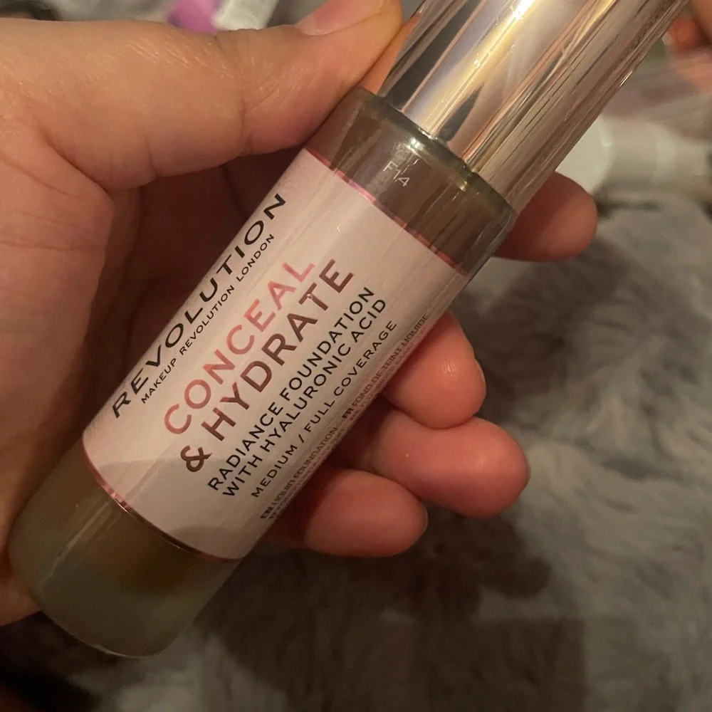 Revolution Conceal & Hydrate Foundation - Radiant F14